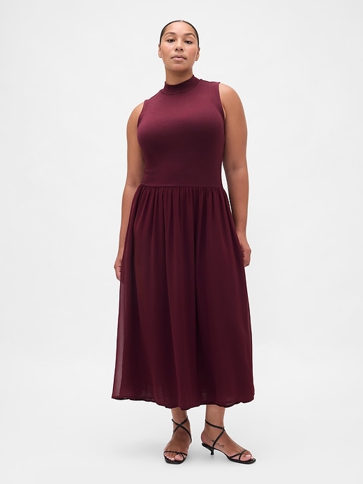 modernes maxikleid mit stehkragen und materialmix