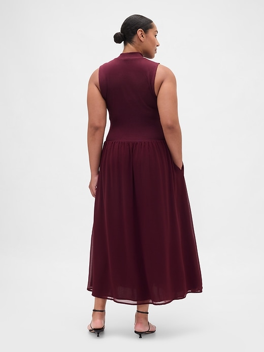modernes maxikleid mit stehkragen und materialmix