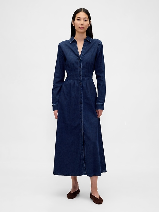 maxikleid aus denim mit abnähern und knopfleiste