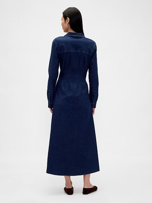 maxikleid aus denim mit abnähern und knopfleiste