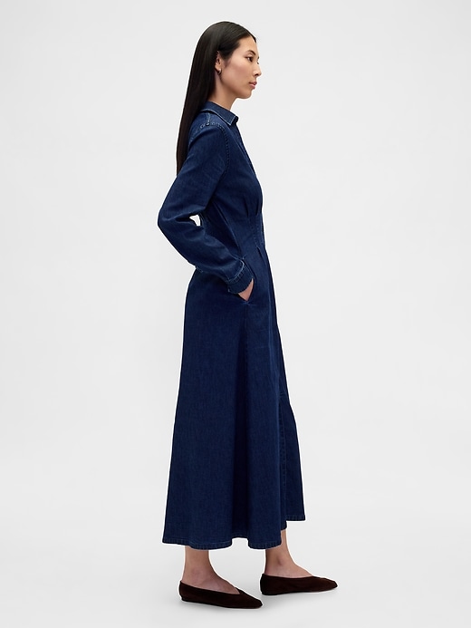 maxikleid aus denim mit abnähern und knopfleiste