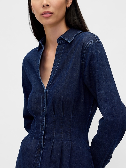 maxikleid aus denim mit abnähern und knopfleiste