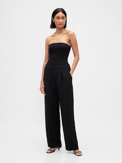 trägerloser jumpsuit mit tiefer taille aus verschiedenen materialien
