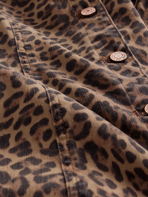 minikleid aus jeansstoff mit leopardenmuster und v-ausschnitt