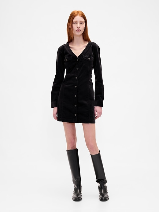 samt-minikleid mit v-ausschnitt und taschen