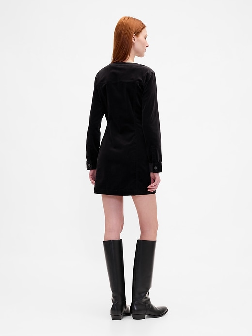 samt-minikleid mit v-ausschnitt und taschen