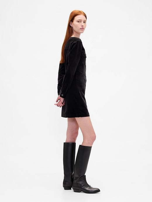 samt-minikleid mit v-ausschnitt und taschen