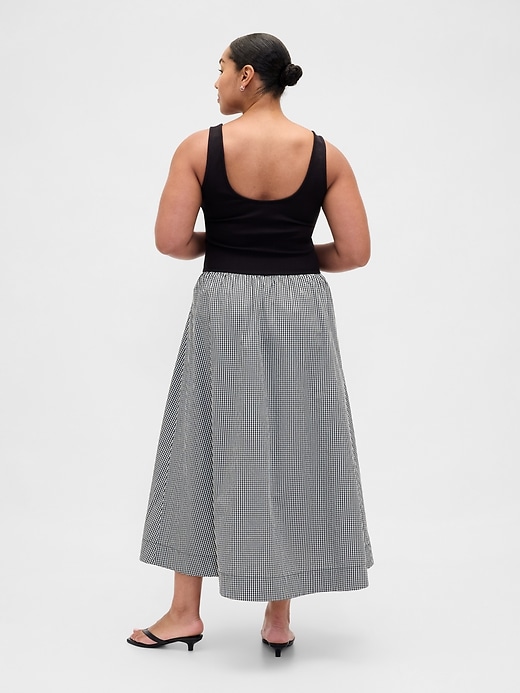 maxikleid aus verschiedenen materialien mit tiefer taille