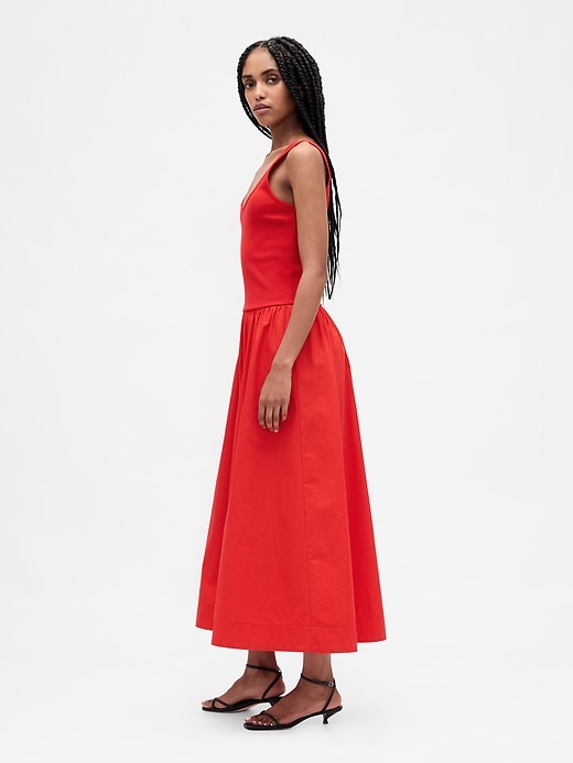 maxikleid aus verschiedenen materialien mit tiefer taille