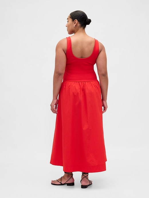 maxikleid aus verschiedenen materialien mit tiefer taille
