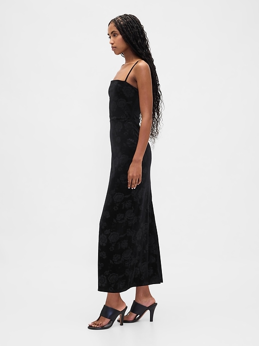 samt-maxikleid mit eckigem ausschnitt