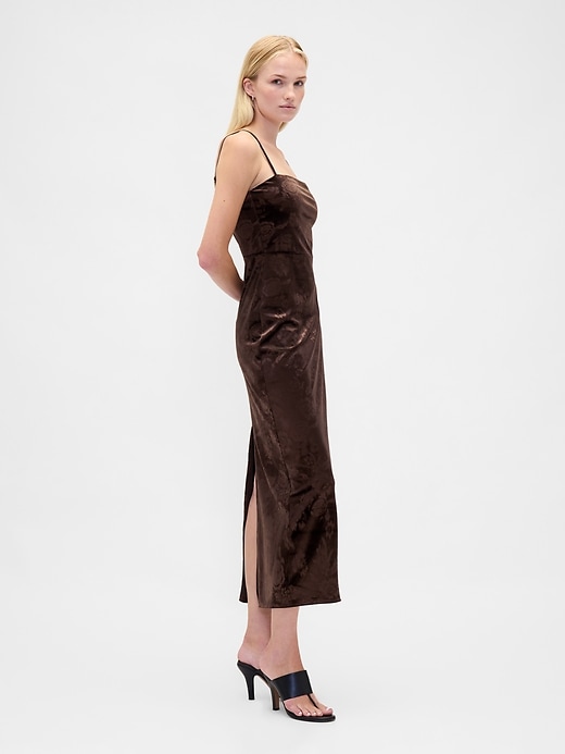 samt-maxikleid mit eckigem ausschnitt