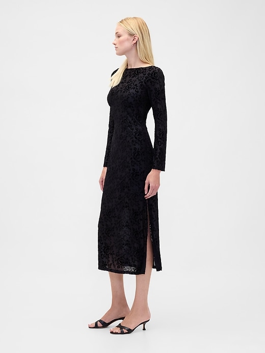 midikleid aus ausgebranntem samt mit glockenärmeln