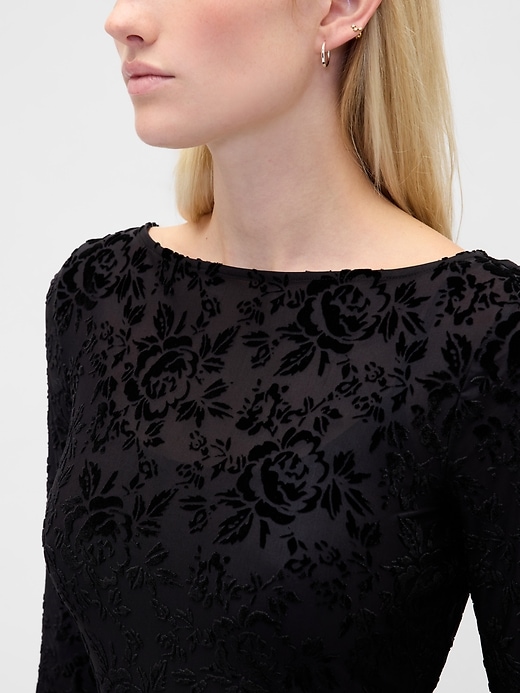 midikleid aus ausgebranntem samt mit glockenärmeln