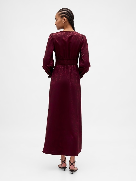 maxikleid mit knopfleiste und v-ausschnitt