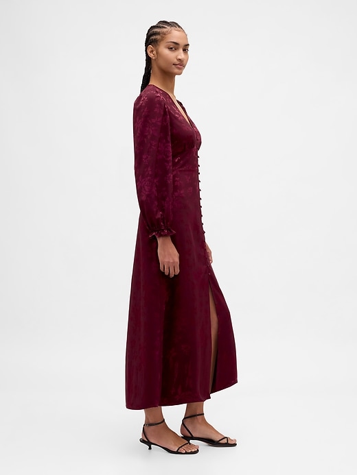 maxikleid mit knopfleiste und v-ausschnitt