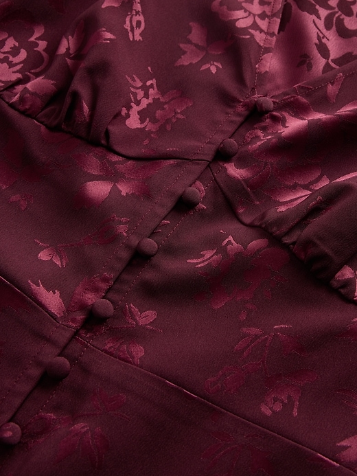 maxikleid mit knopfleiste und v-ausschnitt