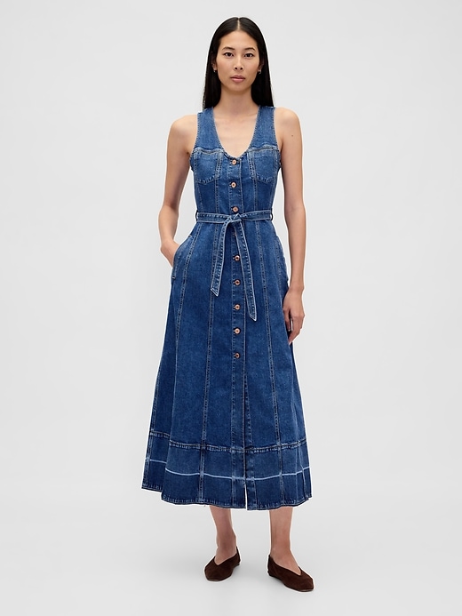 maxikleid aus denim mit gürtel und knopfleiste