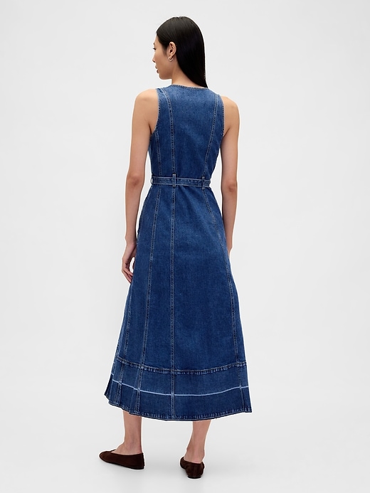 maxikleid aus denim mit gürtel und knopfleiste