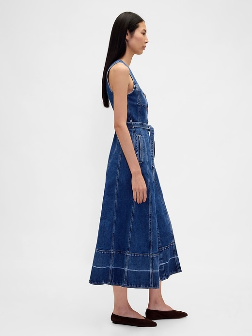 maxikleid aus denim mit gürtel und knopfleiste