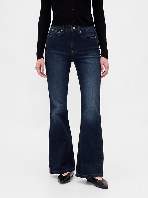 hochgeschnittene schlagjeans im 70er-jahre-stil