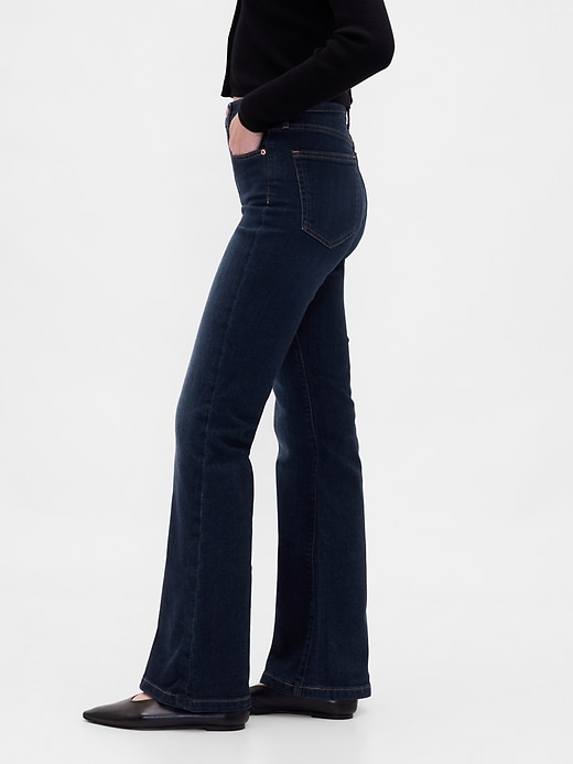hochgeschnittene schlagjeans im 70er-jahre-stil