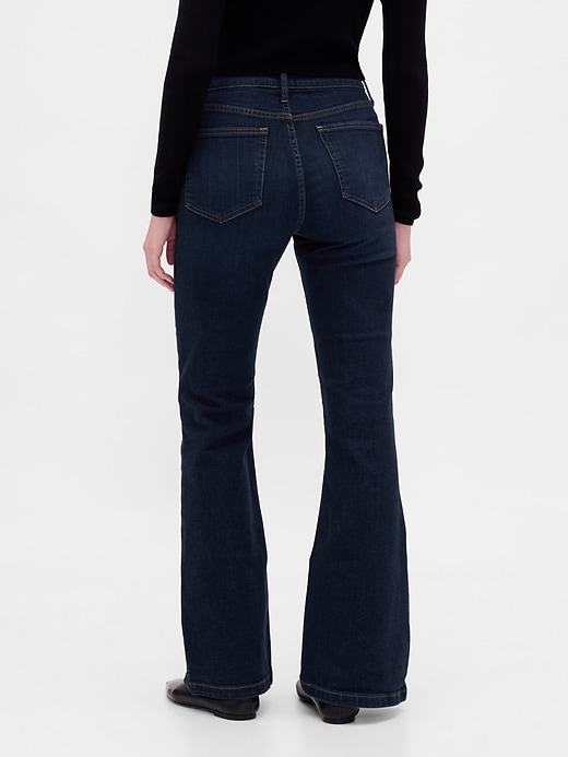 hochgeschnittene schlagjeans im 70er-jahre-stil