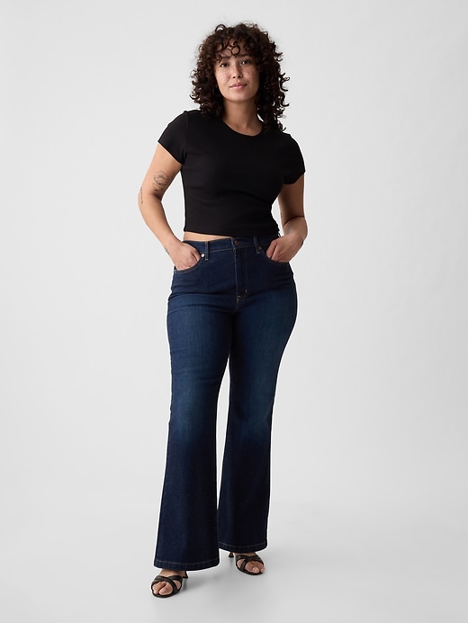 hochgeschnittene schlagjeans im 70er-jahre-stil