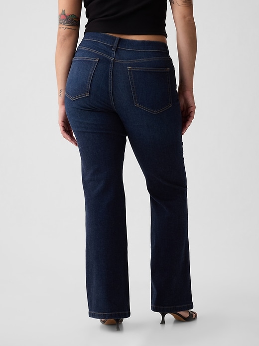 hochgeschnittene schlagjeans im 70er-jahre-stil