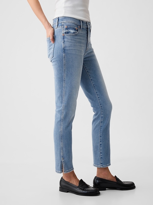 vintage slim jeans mit mittelhohem bund und schlitz-hem