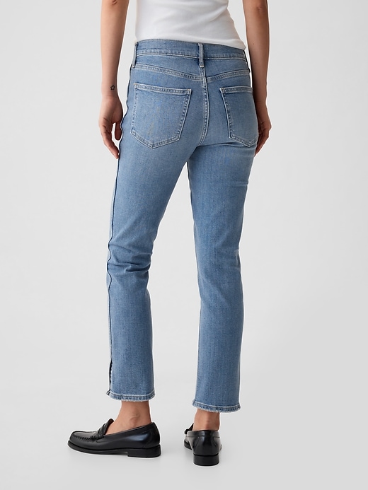 vintage slim jeans mit mittelhohem bund und schlitz-hem