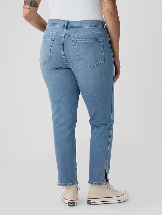vintage slim jeans mit mittelhohem bund und schlitz-hem