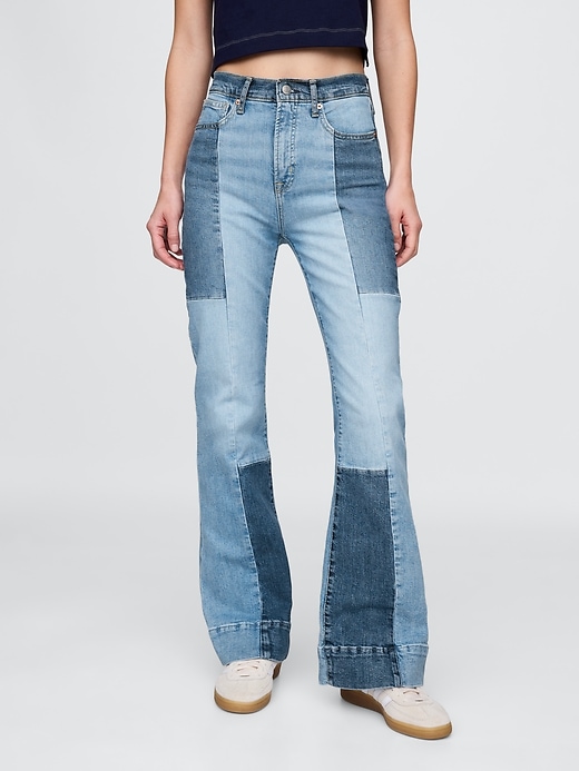 hochgeschnittene patchwork-schlagjeans im 70er-jahre-stil