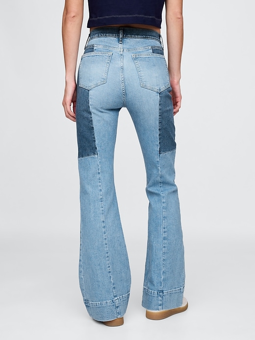 hochgeschnittene patchwork-schlagjeans im 70er-jahre-stil