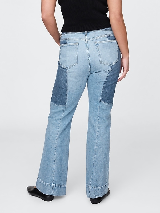 hochgeschnittene patchwork-schlagjeans im 70er-jahre-stil