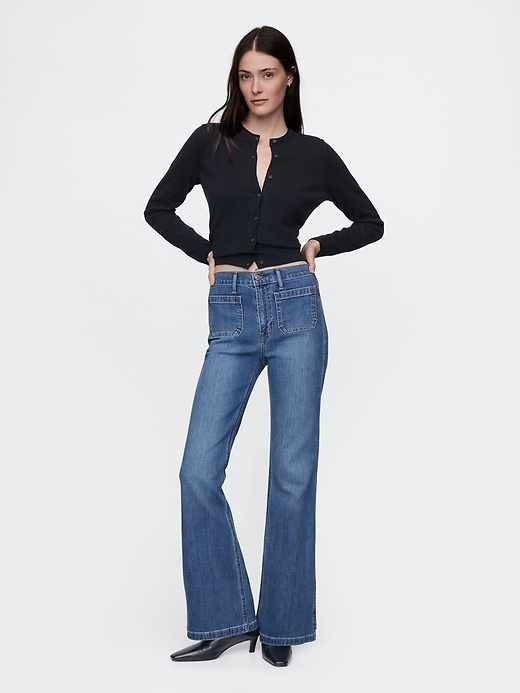 hochgeschnittene schlagjeans im 70er-jahre-stil