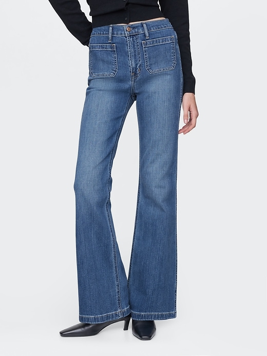 hochgeschnittene schlagjeans im 70er-jahre-stil