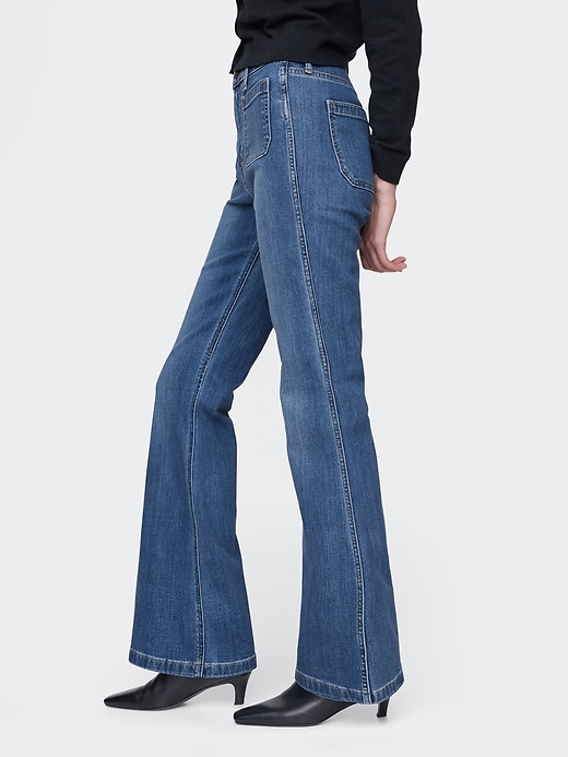 hochgeschnittene schlagjeans im 70er-jahre-stil