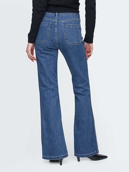hochgeschnittene schlagjeans im 70er-jahre-stil
