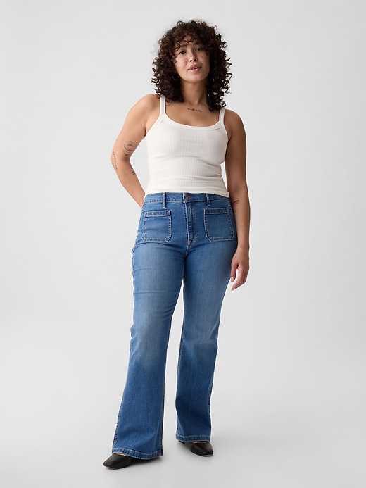 hochgeschnittene schlagjeans im 70er-jahre-stil