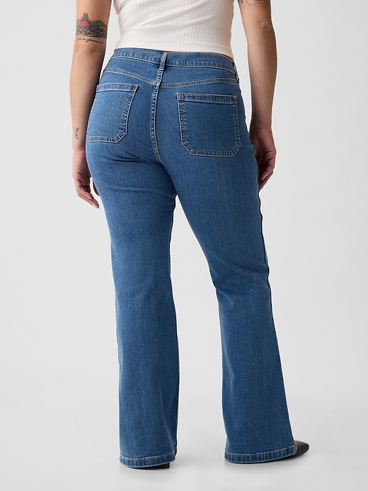 hochgeschnittene schlagjeans im 70er-jahre-stil
