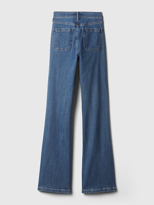 hochgeschnittene schlagjeans im 70er-jahre-stil