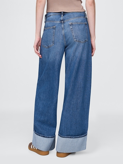 ultraweiche mittelhoch geschnittene baggy-jeans mit bündchen und umschlag