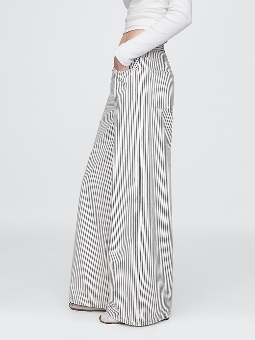 baggy jeans mit mittelhohem bund und streifen