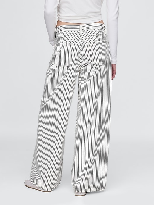 baggy jeans mit mittelhohem bund und streifen