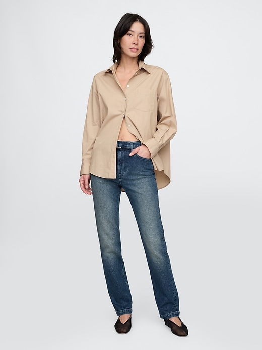 hochgeschnittene taillierte slim-straight-jeans im 90er-jahre-stil