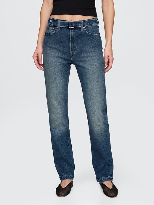 hochgeschnittene taillierte slim-straight-jeans im 90er-jahre-stil