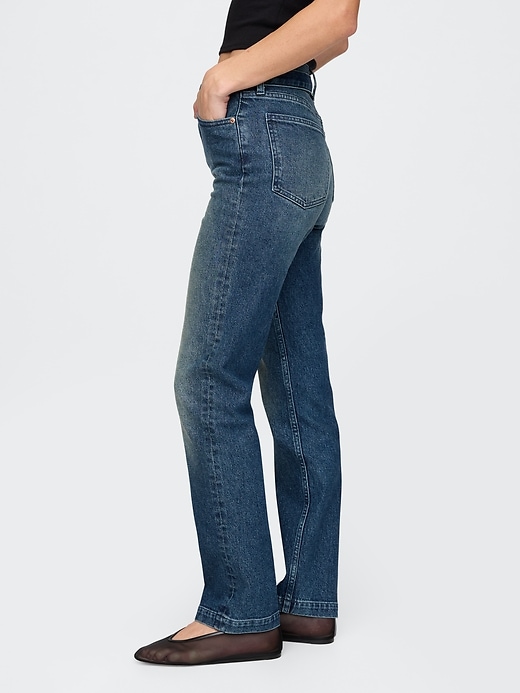 hochgeschnittene taillierte slim-straight-jeans im 90er-jahre-stil