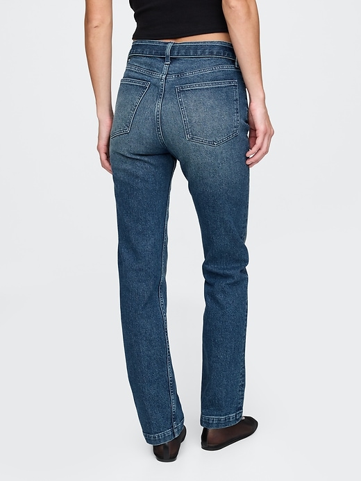 hochgeschnittene taillierte slim-straight-jeans im 90er-jahre-stil