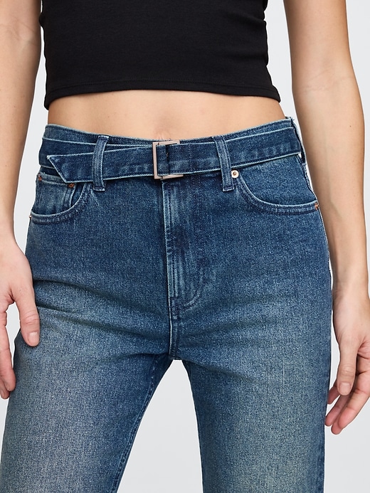 hochgeschnittene taillierte slim-straight-jeans im 90er-jahre-stil